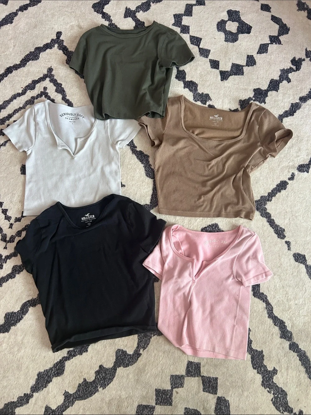 Hollister Ribbed Scoop-Neck Crop Top - Black - Picture 1 of 4